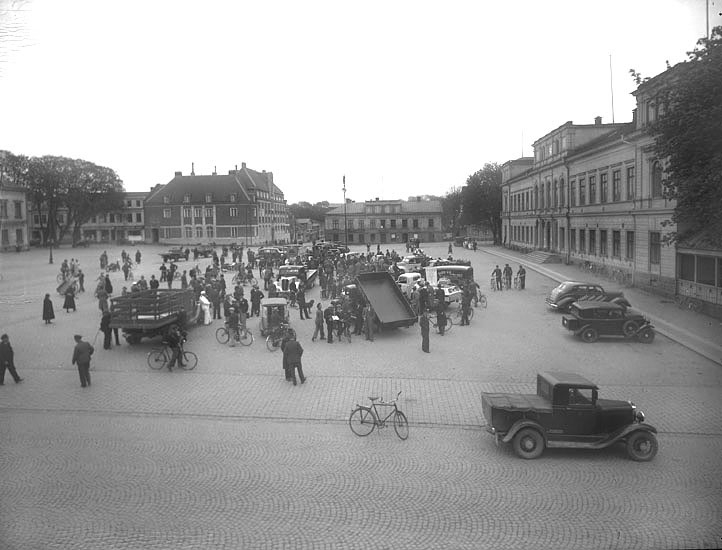 Förberedelse för bilutställning på Stortorget i Växjö, 1931 eller 1937.