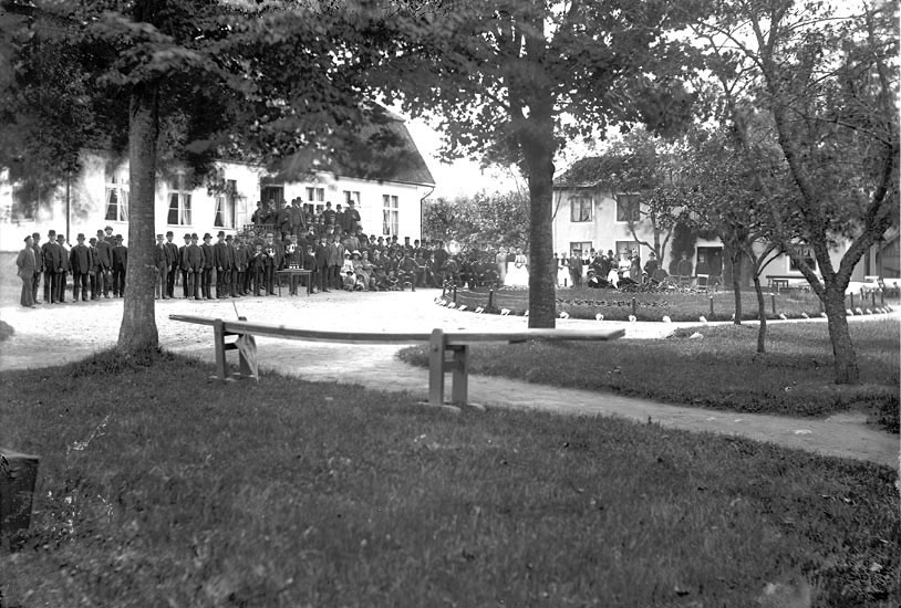Gårdsplanen vid Evedals värdshus en sommardag 1892, med många människor samlade.