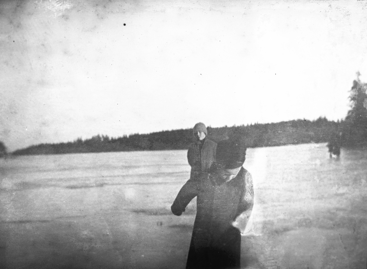 Acke och Erik på isen. December 1908.