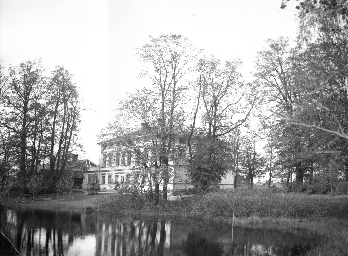 Stora byggningen från lekstugan. Den 20 maj 1906.