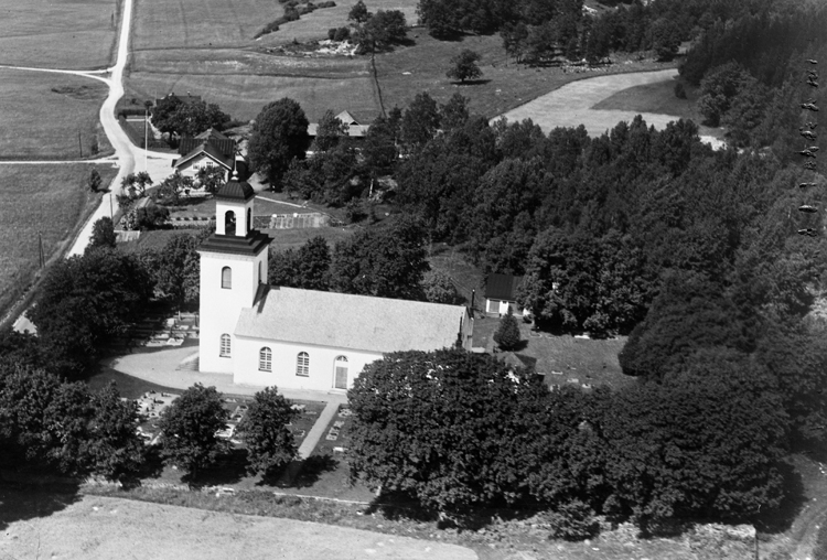 Nuvarande kyrkan i Asa uppfördes 1806-1807 efter ritningar av arkitekt Per Wilhelm Palmroth. 1814 invigdes kyrkan av biskop Ludvig Mörner.