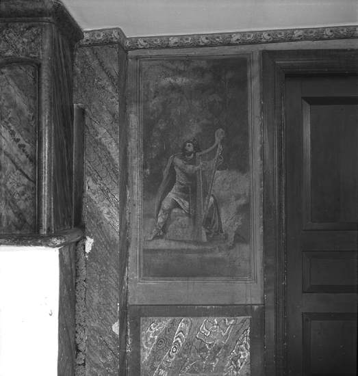Målade tapeter i salen, Gårdsby säteri.
En målad tapet, föreställande en man med skägg och mantel, som spelar harpa. Undertill syns en 
marmorerad bröstpanel.
Till höger syns en del av en dörr och till vänster skymtar en öppen spis.