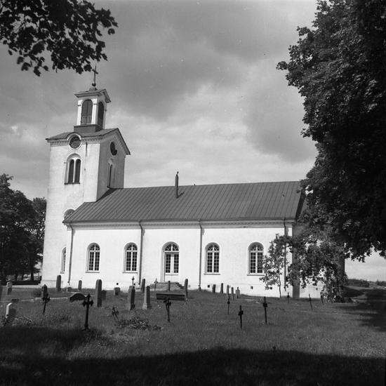 Kalvsviks kyrka med kyrkogård.