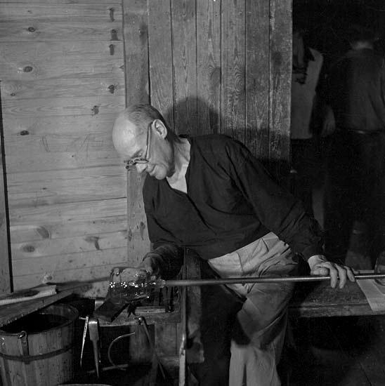 Mästare Knut Bergqvist på Strömbergshyttans glasbruk. Bergqvist är i färd att forma en skål.