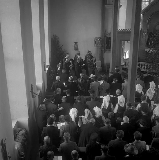 Gudstjänst i kyrka i samband med Christina Nilsson-jubileet 1943. Man tar just upp kollekt. 
Vederslövs kyrka.