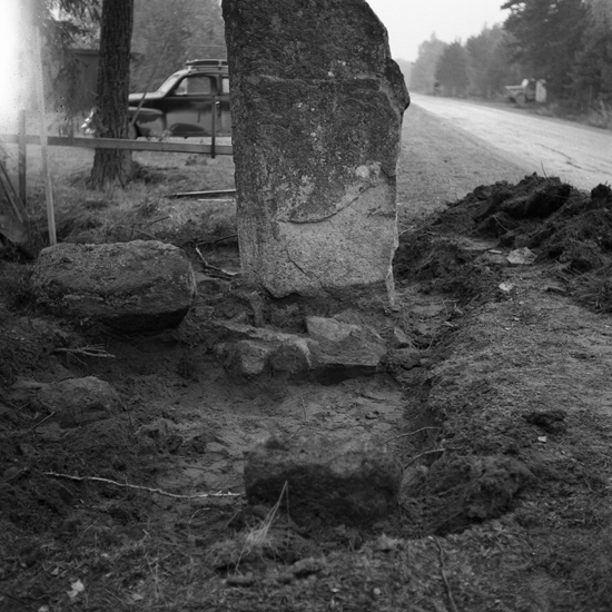 Undersökning och flyttning av rest sten. Hovmantorp, 1956.