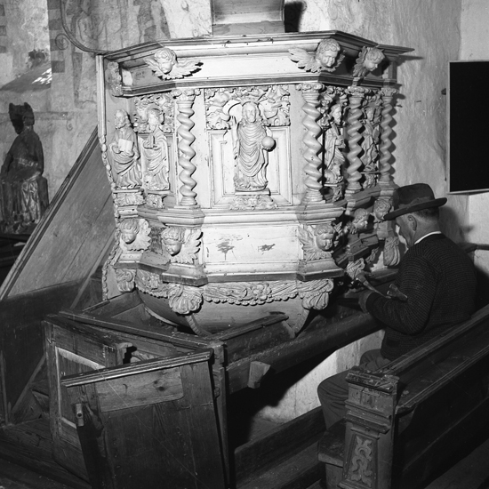 Drevs gamla kyrka, interiör. Predikstolen före och under nedtagning för konservering. 1957.