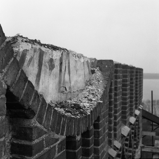 Växjö domkyrka, restaurering 1957. Rivningen av tornets trappgavlar, västra sidan.