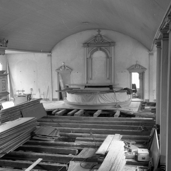 Uråsa kyrka, restaurering av kyrkan hösten 1959.