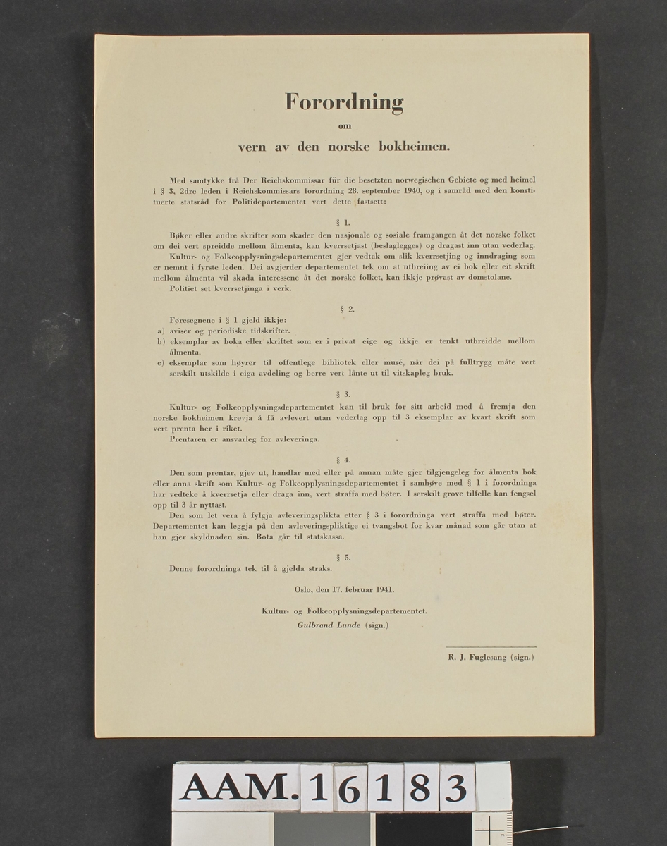 Forordning om vern av den norske bokheimen."  Hvitt papir.  Datert  Oslo, den 17. februar 1941,  undertegnet  av   Gulbrand Lunde  og   R. J. Fuglesang.