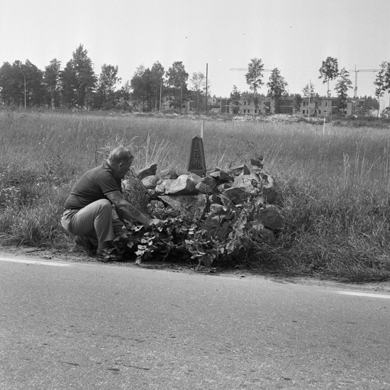 Milsten med fundament på Teleborg. Telestadsvägen, ca. 1972.