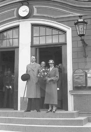 Kronprinsparet Gustaf (VI) Adolf och Louise, på trappan till stationen i Växjö.