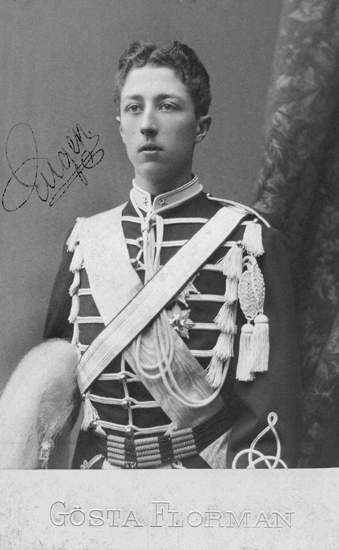 Prins Eugen (1865-1947), son till kung Oscar II och h.h. Sophia. 
Han är klädd i uniform med ordensband m.m.