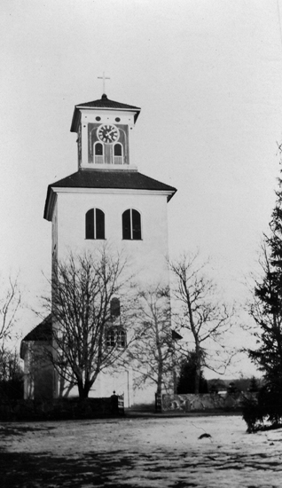 Foto på Linneryds kyrka framifrån.
Litt.: Smålandsposten 14/5 1932.