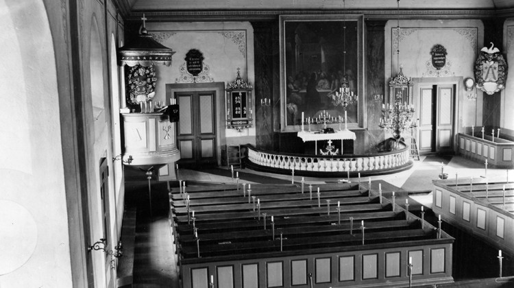 Foto av kyrkan mot altaret (före restaurering).