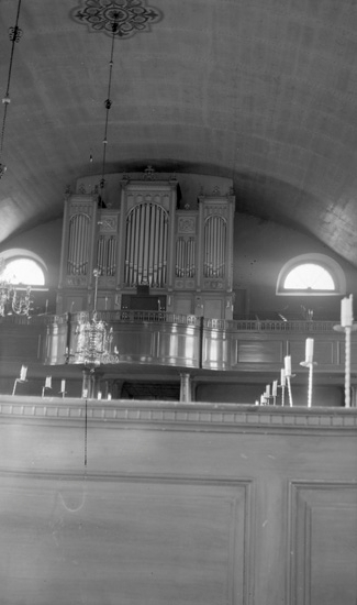 Fotoi kyrkan mot orgelläktaren.