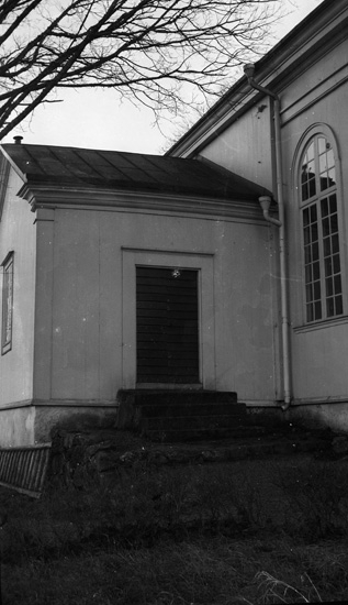Eringsboda kyrkas sedd från norr med ingången till sakristian.