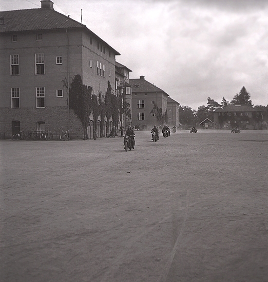 Några män på motorcyklar är på väg ut från kaserngården, I 11, Växjö.