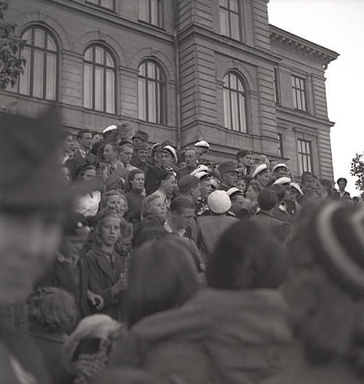 Studenterna 1940. 31/5 - 1/6. Studenter och anhöriga m.fl. på trappan till Växjö Högre Allmänna Läroverk.
