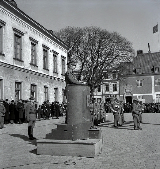 En Krigsmans Erinran, 1943. 
Översten (?) i talarstolen på Stortorget. I bakgrunden syns I 11:s 
musikkår m.fl. och en del av husen längs Kronobergsgatan.