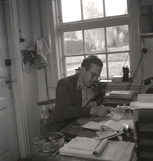 Strömbergshyttan, 1941.
Interiör från kontoret. En man i glasögon (trol. Erik Strömberg (1904-   ), vid sitt skrivbord. Till höger skymtar en telefon.
