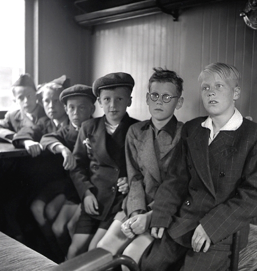 Barnkolonin, 1942.
Några pojkar sitter i en järnvägsvagn, trol. på väg till Växjö stads barnkoloni i Skrea, Halland.