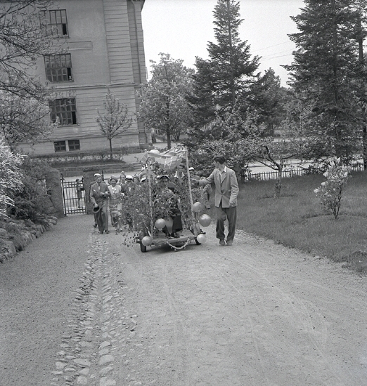 Tegner, 1947. Karl-Bertil Tegner körs i lövad kärra hem till föräldrahemmet,Trädgårdsgatan 10. I bakgrunden syns gaveln på Växjö Flickskola.