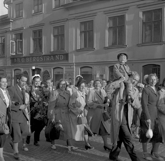 Studenterna andra dagen, 1950.
Studenter och anhöriga m.fl. på väg uppför Storgatan mot Stortorget.

Angående avgångsklasserna 1950 - se "Lärare och Studenter vid Växjö 
Högre Allmänna Läroverk 1850-1950" (1951), s. 193-196, 289.