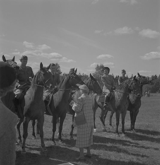 Ridningen 11 juni 1950. 
Prisutdelning efter ridtävlingen. En kvinnlig ryttare får
pris av en dam i rutig dräkt och hatt.