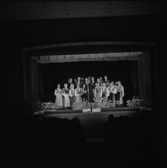 Linnéfestligheterna, 22/5-23/5 1957. 
En sångkör sjunger på en teaterscen.