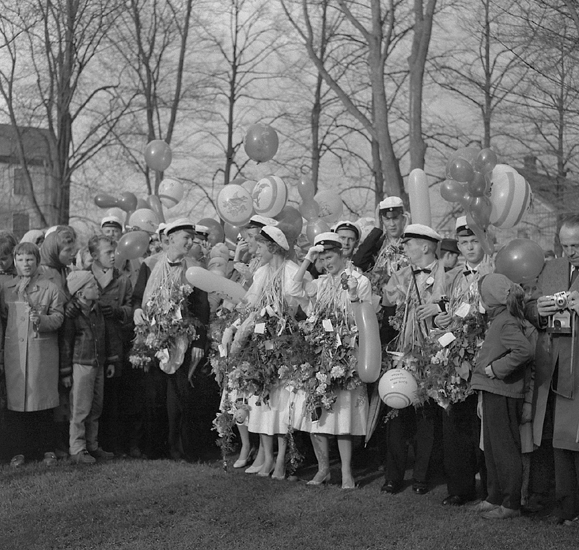 Studenterna första dagen, 12/5 1958. 
Studenterna har samlats för att lyssna på talet vid Esaias Tegnérs staty.