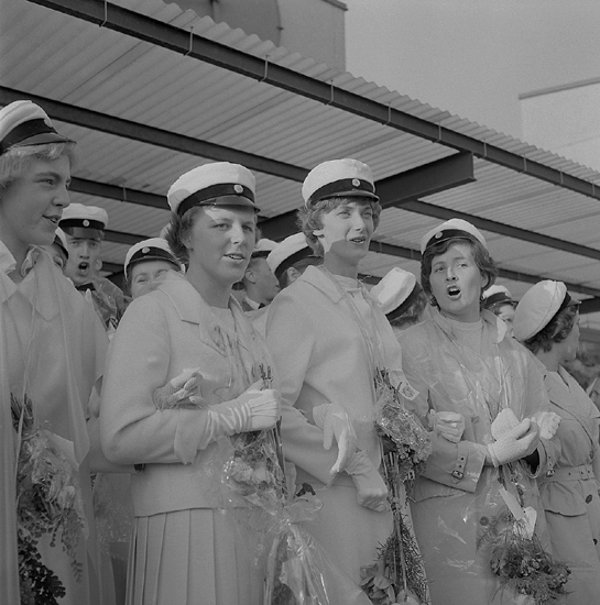 Studenterna, första d. 1960. 
Några studenter sjunger utanför Katedralskolan.