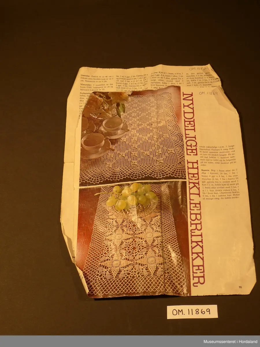 Denne gruppa er samasett av 13 små lappar. 10 av dei er like og er nok tenkt sett saman til eit større arbeid. Dei 3 andre er prøvar på ulike mønster. Ein liten rest på eit garnnøste fylgjer med, samt eit heklemønster klipt ut frå eit ukeblad.