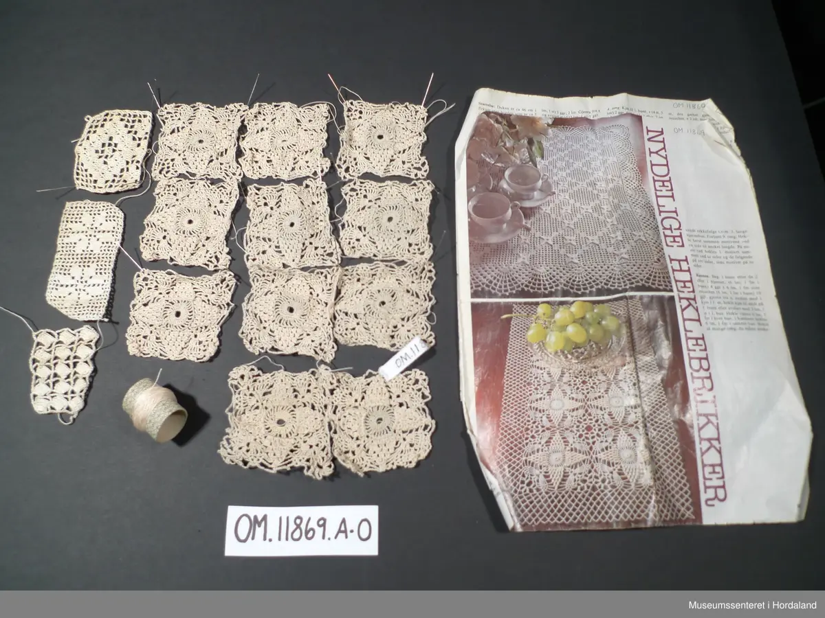 Denne gruppa er samasett av 13 små lappar. 10 av dei er like og er nok tenkt sett saman til eit større arbeid. Dei 3 andre er prøvar på ulike mønster. Ein liten rest på eit garnnøste fylgjer med, samt eit heklemønster klipt ut frå eit ukeblad.