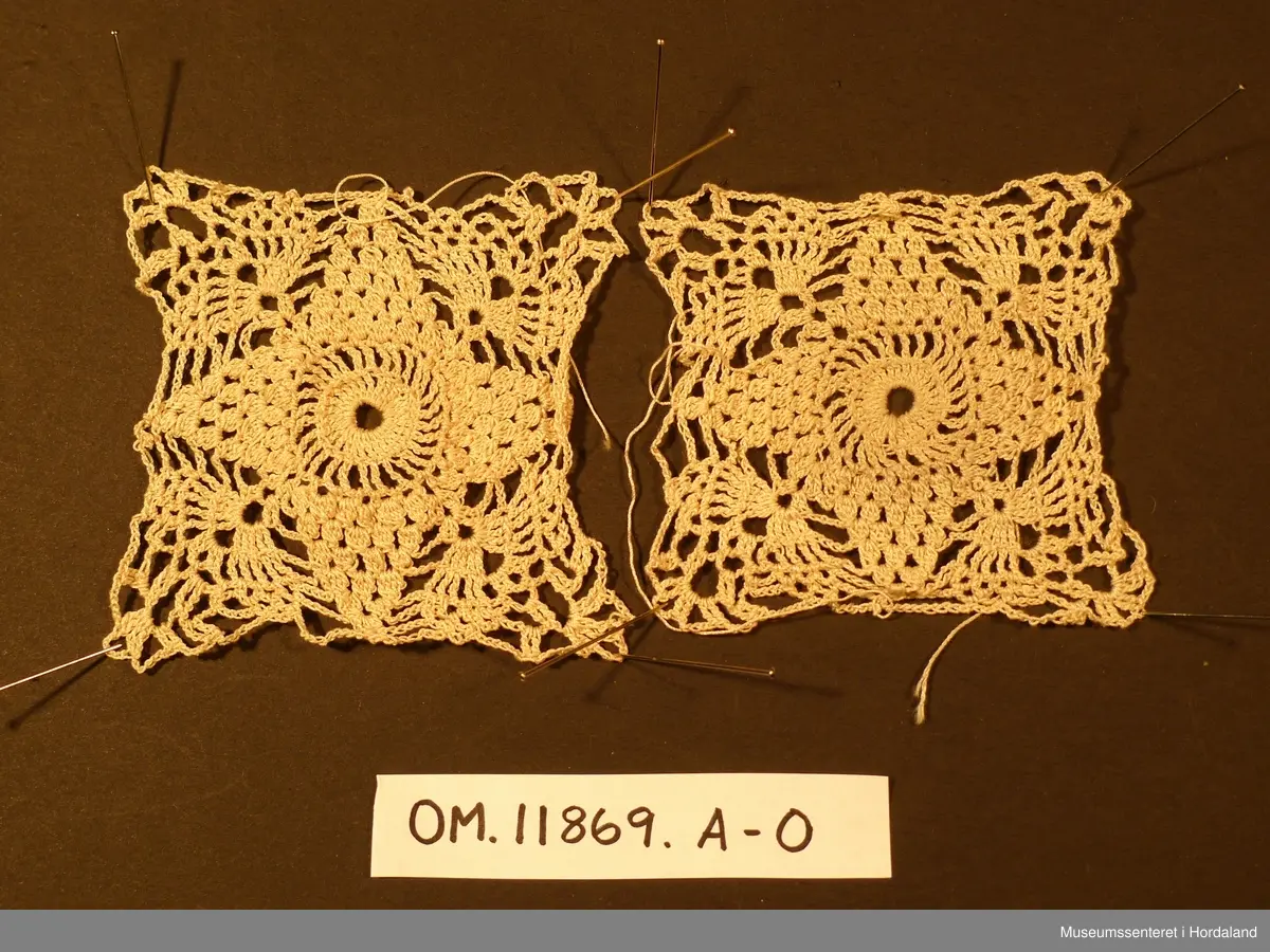 Denne gruppa er samasett av 13 små lappar. 10 av dei er like og er nok tenkt sett saman til eit større arbeid. Dei 3 andre er prøvar på ulike mønster. Ein liten rest på eit garnnøste fylgjer med, samt eit heklemønster klipt ut frå eit ukeblad.