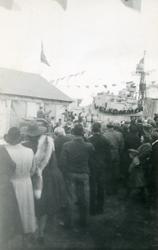 Gjenreisning. Besøk av Kong Haakon VII. Folk venter. Jageren