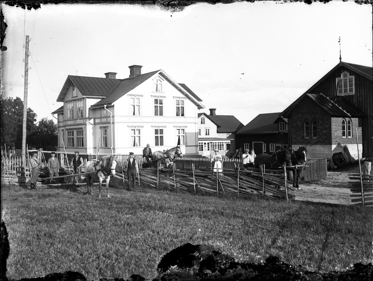 Samuel Lindströms gård i Totra. Längst till höger Samuel Lindström och hans maka Anna f. Schönning.