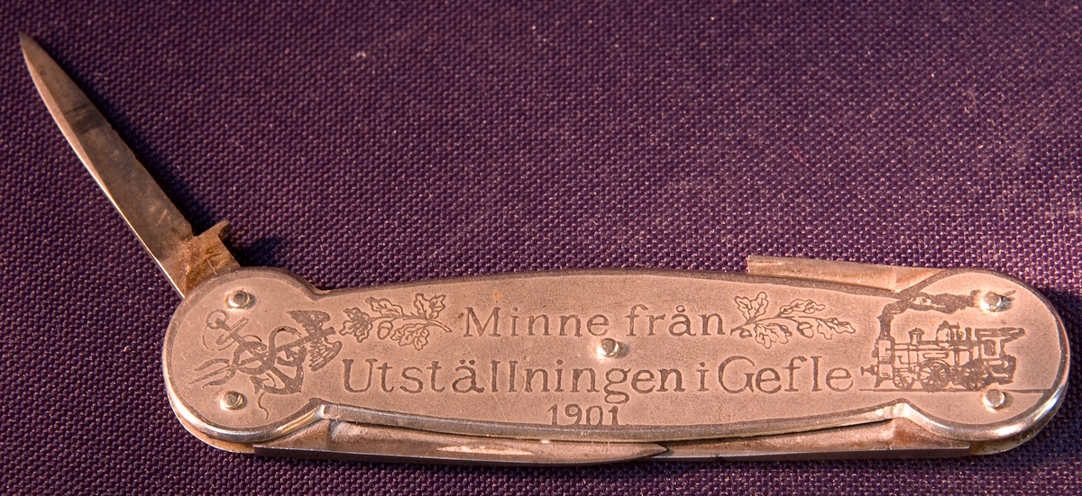 Dekor: Minne från utställningen i Gefle 1901, entrén till utställningen. Fyra utfällbara knivar, en avbruten.