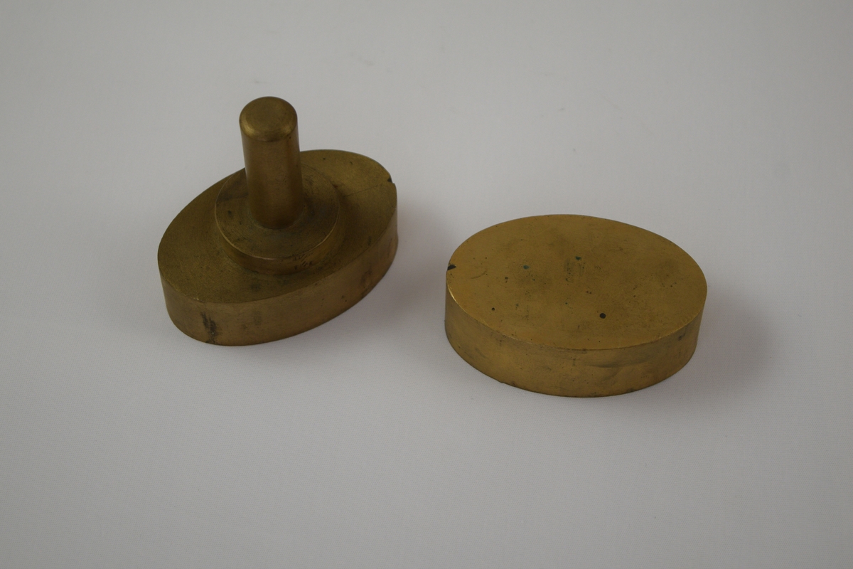 Oval såpeform i to deler for produksjon av såper ved Saanums Sepefabrikk AS i Mandal.
Sannsynligvis jern med messing utenpå. 
Konkav topp (A) og bunn (B) med relieff/motiv/tekst for trykk. Bare bunnen har motiv/tekst.