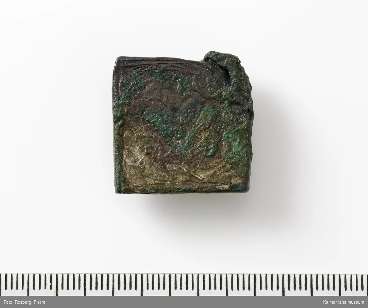 KLM 45328:3 Mynt, av silver. En klipping, 16 öre, på åtsidan ett krönt ER (Ericus Rex - kung Erik), på frånsidan det krönta lilla riksvapnet (tre kronor).