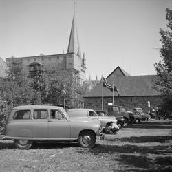 Bilutstillingen på ytre Kongsgård 1953. Ola Brun og Bertil B