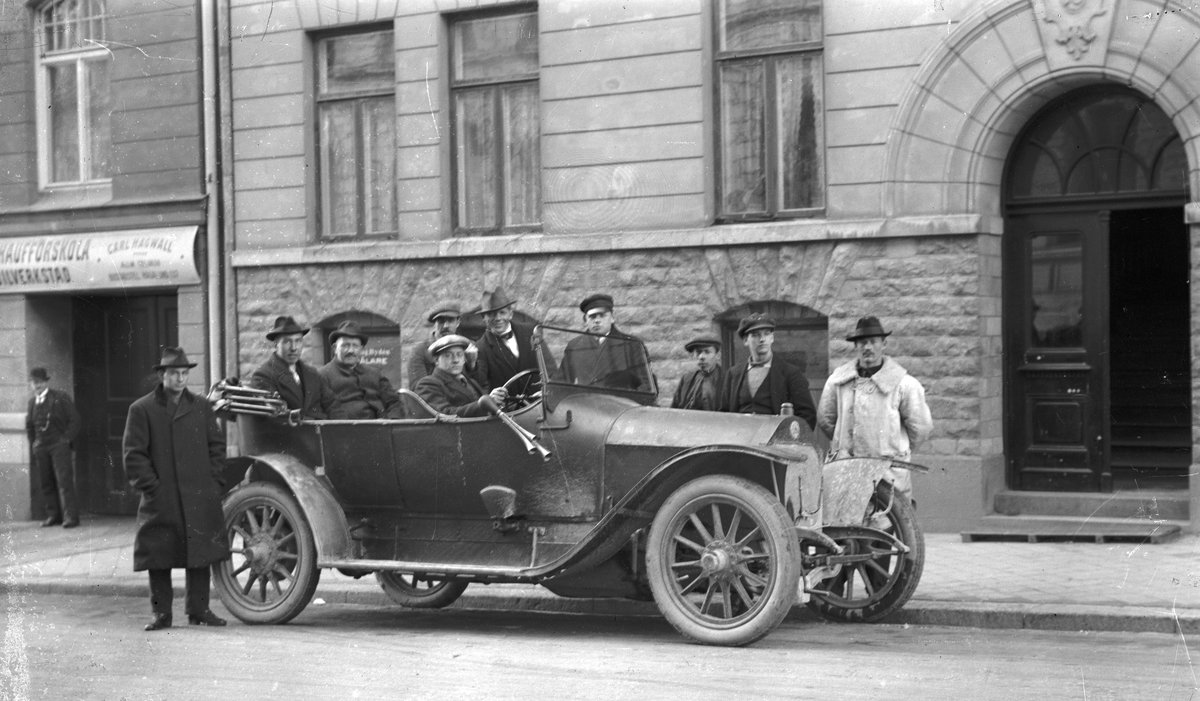 Bilskolan i Gävle. Bilen är en Fransk Berliot från 1910 talet som står utanför Hälsingegatan 19 i Stockholm.