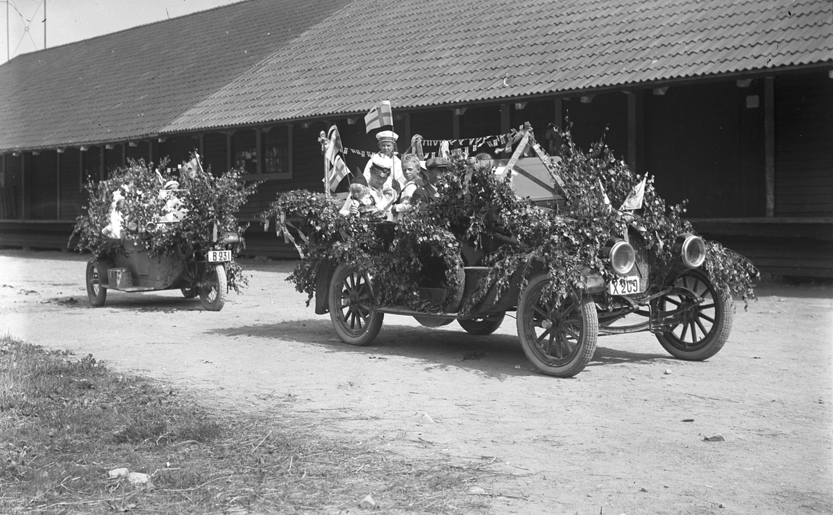 Barnens Dag i Storvik. Barnen åker en lövad B231 Phänomobile, 1910-1920, som troligen ägdes av Br. Hansson i Storvik, samt ytterligare en bil, X209 Krit, som ägdes av J A Karlsson i Storvik (en 1910 tals bil).