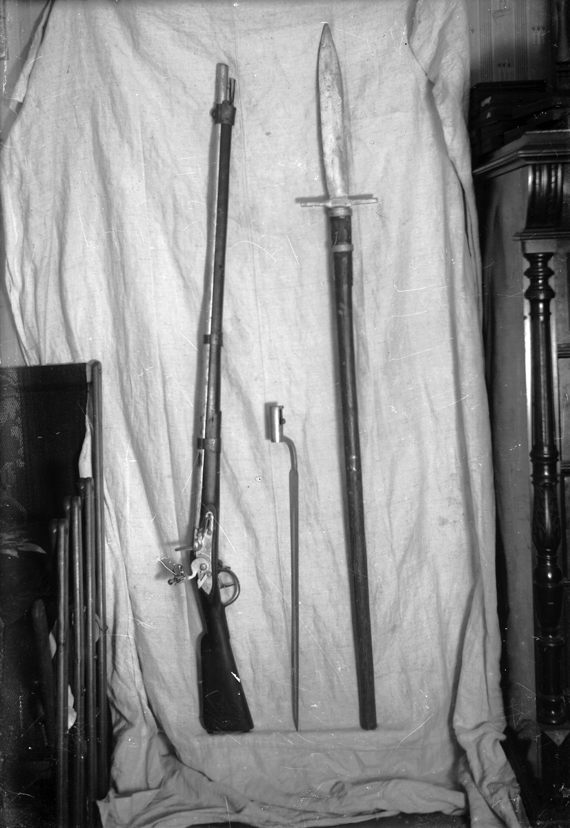 Björnspjut och flintlåsgevär med bajonett, vapen som tillhör Åsmundshyttan nr 8.
