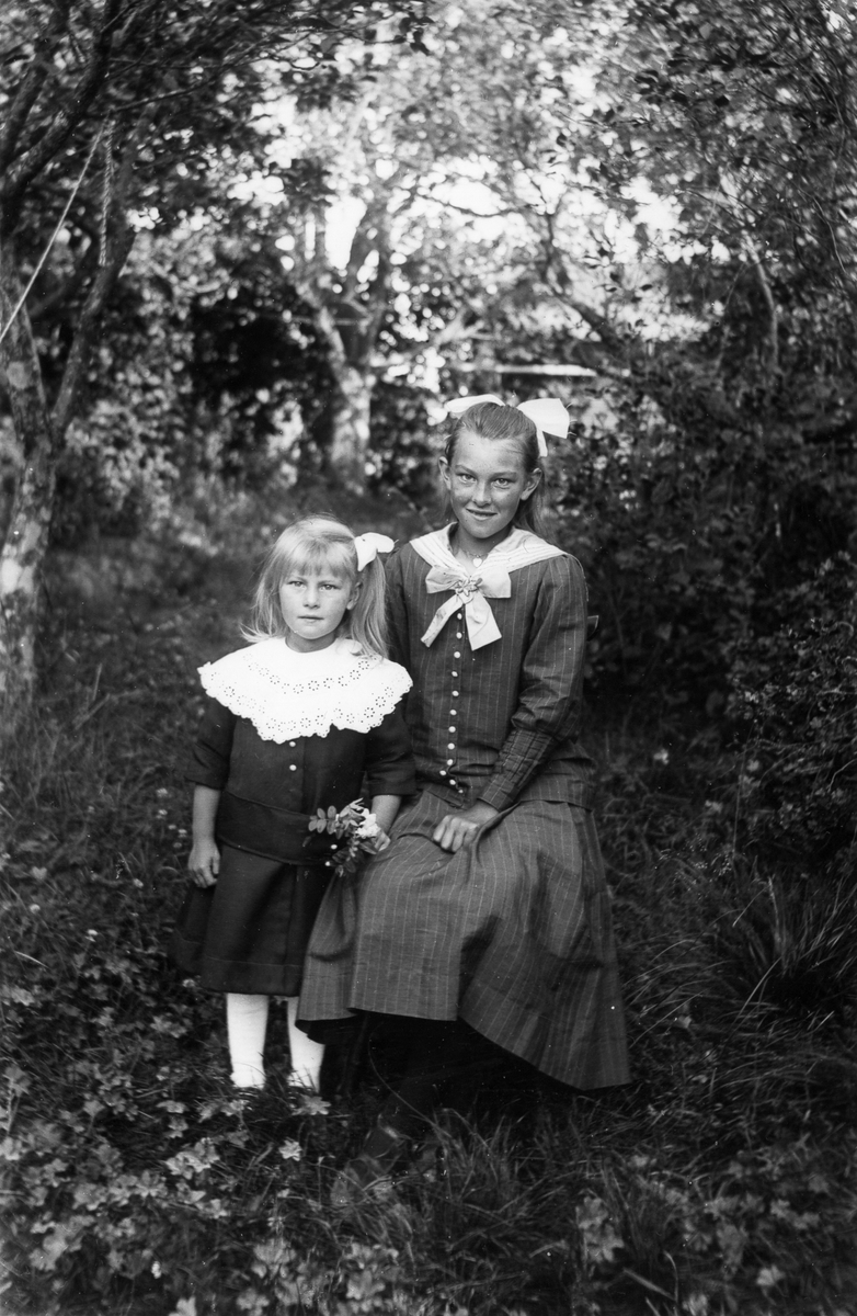 Elin och Stina (Johansson) från Nils-Nils. Foto 1916.