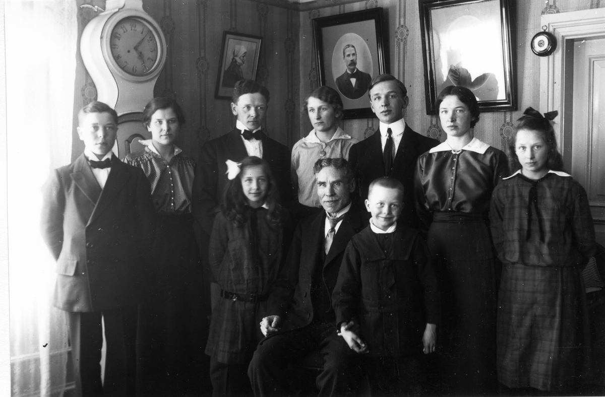 Skräddare Per Söderberg med sina barn. I främre raden från vänster: Tora, fadern Per, Algot. Bakre raden från vänster: David, Ottilia (Tilan), Martin, Elin, Verner, Frida och Olga.