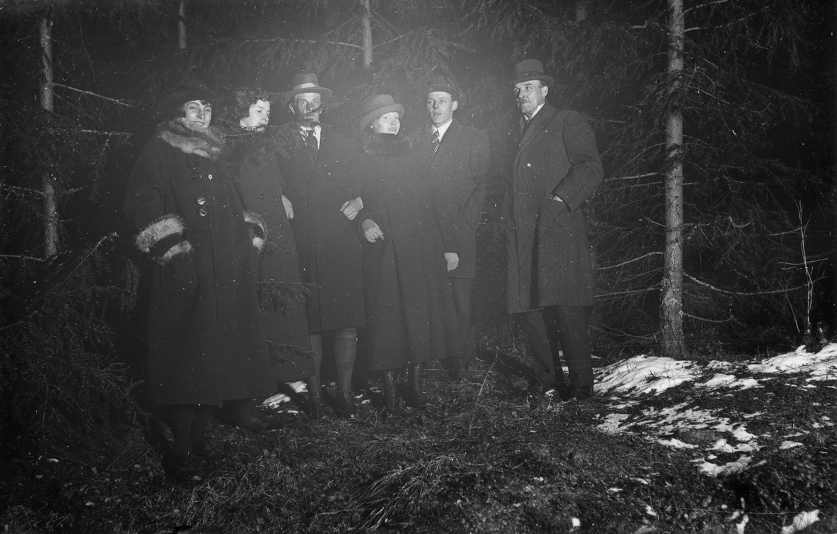 Från vänster: Anna Nilsson, okänd, Nils på Näset (Nilsson), Ingeborg Svensson (från Sörombergen), Mjölnar-Herbert (Olsson), Målar-Emil (Nilsson).