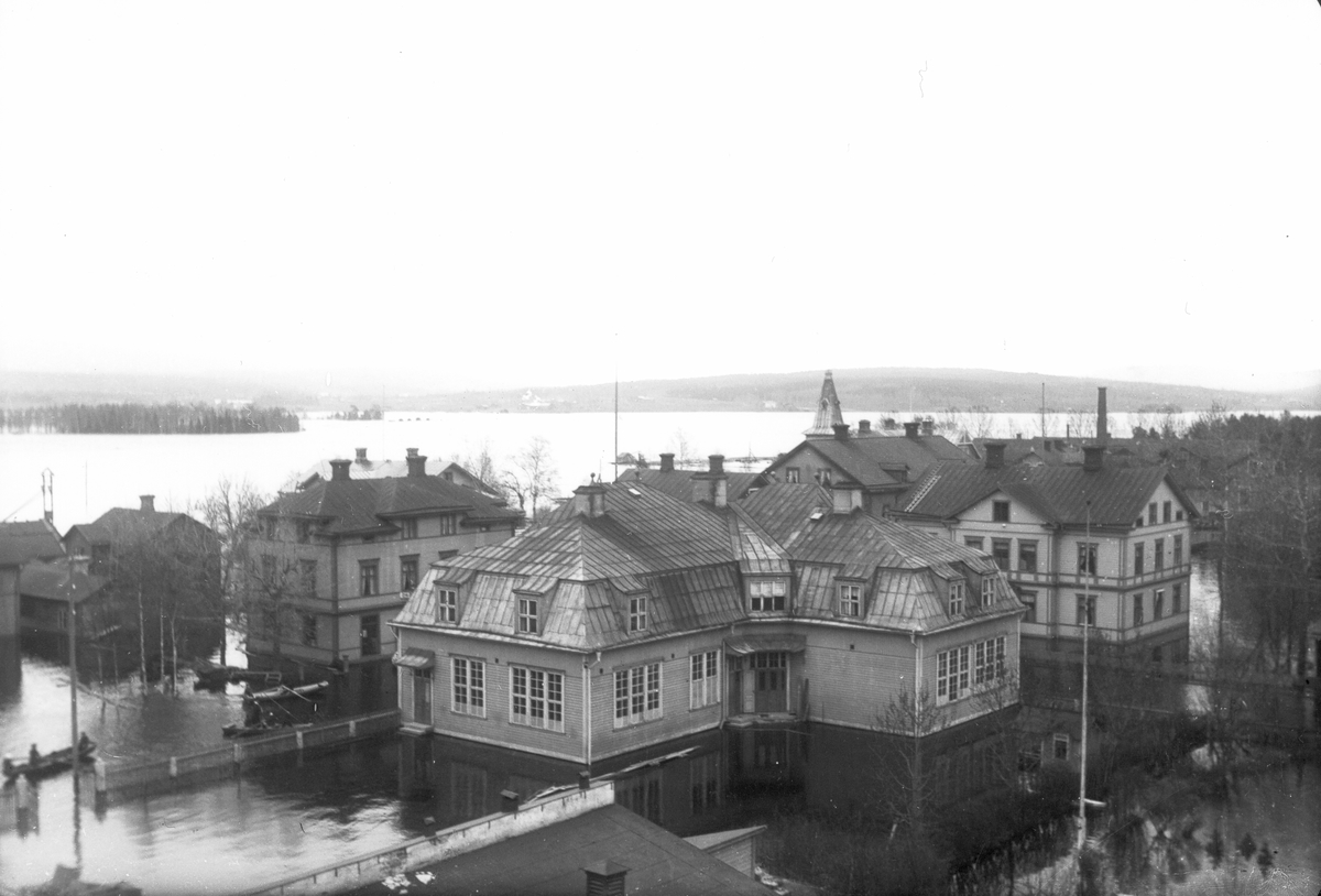 Vårfloden år 1916. Foto från Bollnäs, i bakgrunden sticker tornet på den Rymer-Rythénska villan (Claesro) upp, som senare blev förvaltningshus åt kommunen innan den revs.
