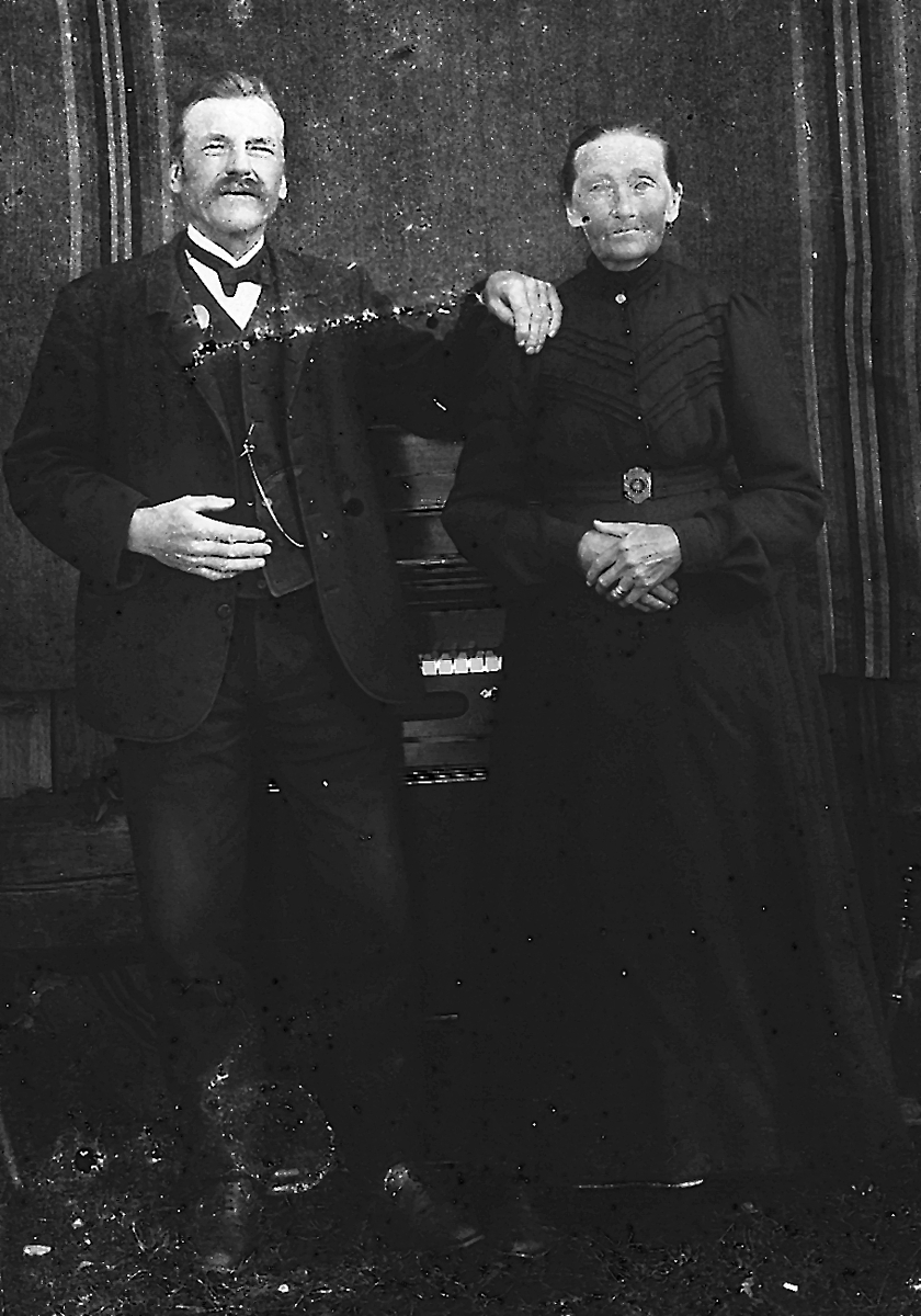 Hertsjö: Mjölnaren och orgelbyggaren Lars Olsson, född 1852 och hustrun Karin Hansdotter, född 1846. Dom kom från Malung 1889.