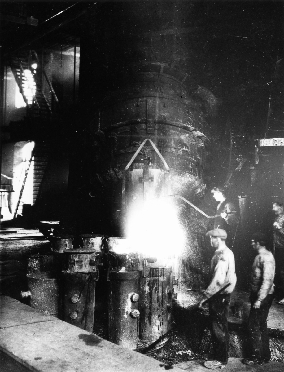 Forsbacka jernverk. Tappning av stål ur bessemerkonvert. Foto: Carl Larsson, 1920-talets början.
